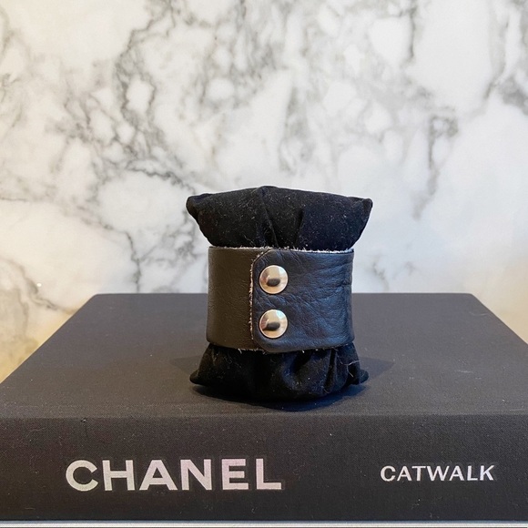 𝅺ROOTS Reversible leather CUFF monogrammed “R” - Picture 5 of 6